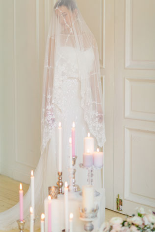 Утро невесты в нежных пастельных тонах, невеста с лицом закрытым фатой