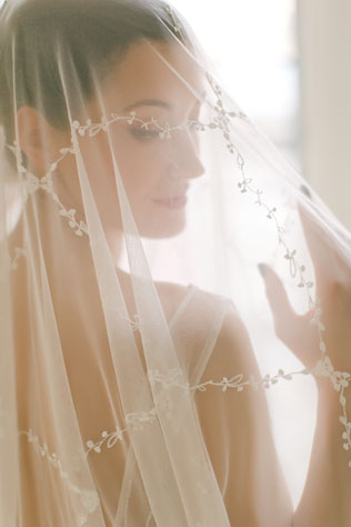 Утро невесты в нежных пастельных тонах, фата