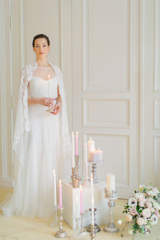 Утро невесты в нежных пастельных тонах, невеста со свечей