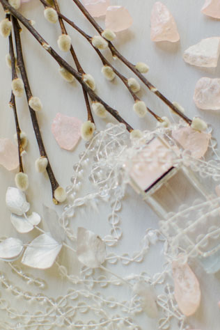 Утро невесты в нежных пастельных тонах, верба, бусы, цветы