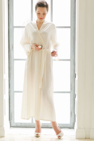 Утро невесты в нежных пастельных тонах, образ невесты, белый халат, белые туфли