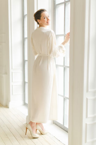 Утро невесты в нежных пастельных тонах, образ невесты, белый халат, белые туфли