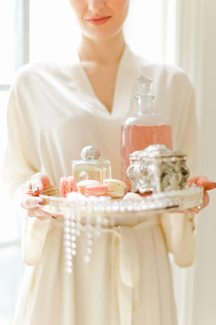 Утро невесты в нежных пастельных тонах, невеста, поднос с духами, бусами, шкатулка, цветы
