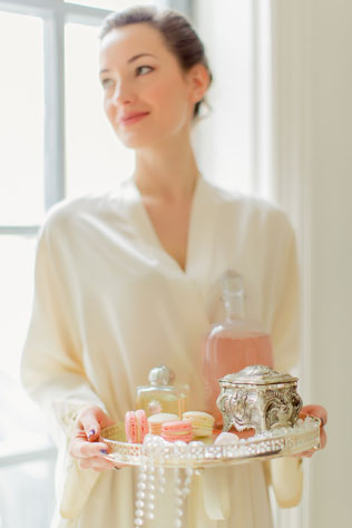 Утро невесты в нежных пастельных тонах, невеста, поднос с духами, бусами, шкатулка, цветы