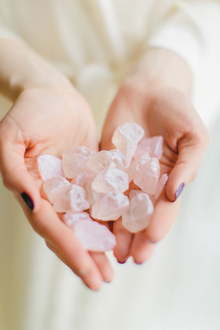 Утро невесты в нежных пастельных тонах, фиолетовый маникюр невесты