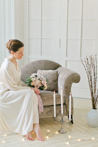 Утро невесты в нежных пастельных тонах, невеста с буктом, подсвечник, свечи