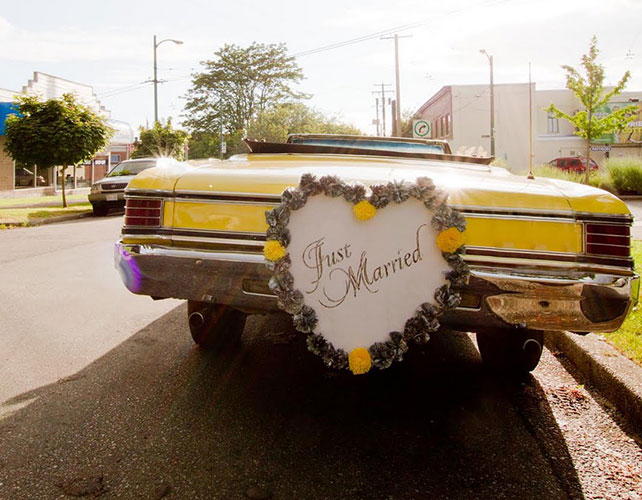 Кортеж, украшенный табличками