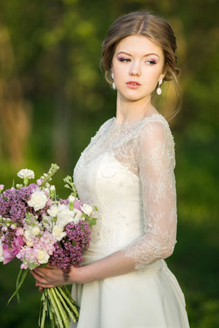 Вдохновение заката: романтичная фотосессия невесты, невеста с букетом