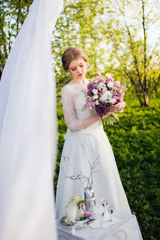 Вдохновение заката: романтичная фотосессия невесты, невеста у столика