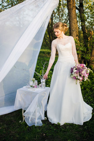 Вдохновение заката: романтичная фотосессия невесты, невеста у столика