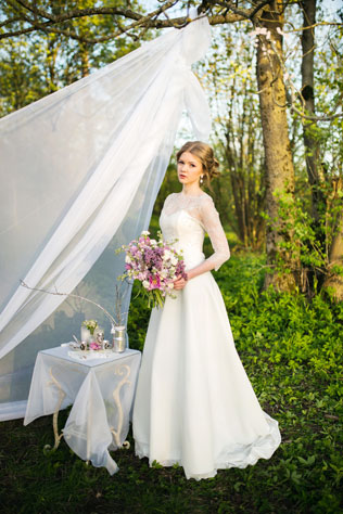 Вдохновение заката: романтичная фотосессия невесты, невеста у столика