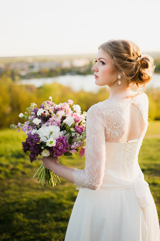 Вдохновение заката: романтичная фотосессия невесты, невеста с букетом спиной