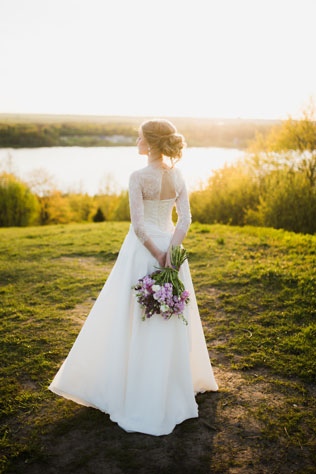 Вдохновение заката: романтичная фотосессия невесты, невеста с букетом спиной