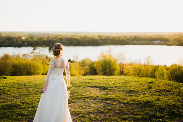Вдохновение заката: романтичная фотосессия невесты, невеста на берегу реки