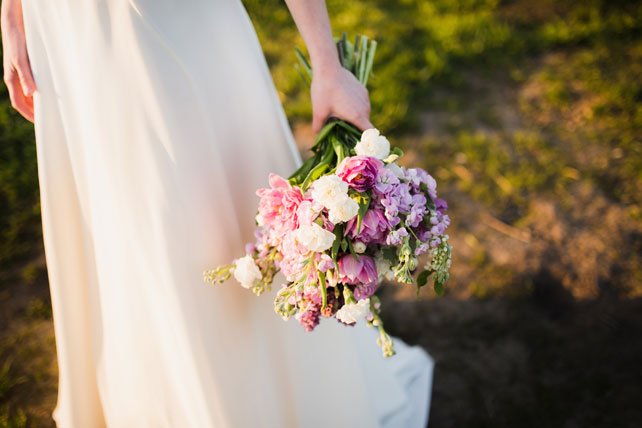 Вдохновение заката: романтичная фотосессия невесты, букет невесты