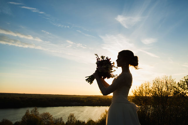 Вдохновение заката: романтичная фотосессия невесты, невеста с букетом на закате