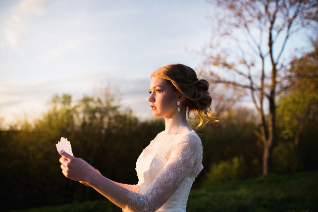Вдохновение заката: романтичная фотосессия невесты, невеста с букетом на закате