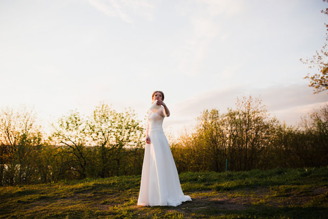 Вдохновение заката: романтичная фотосессия невесты, невеста бросает листок