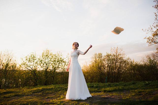 Вдохновение заката: романтичная фотосессия невесты, невеста бросает листок