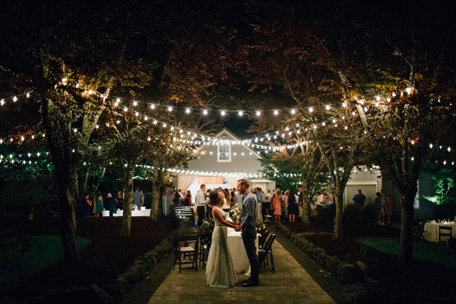 Свадьба под открытым небом: 35 идей для вечернего освещения 