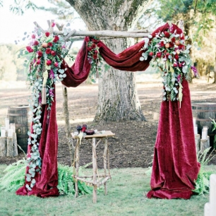 Особый шик: свадебный декор из бархата