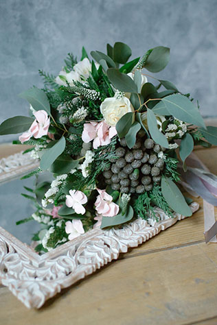 Весенняя свадебная фотосессия в студии, букет невесты