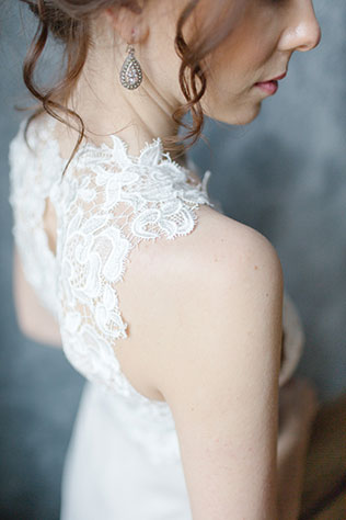 Весенняя свадебная фотосессия в студии, платье невесты