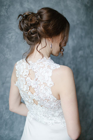 Весенняя свадебная фотосессия в студии, платье невесты