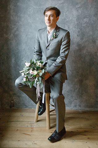 Весенняя свадебная фотосессия в студии, образ жениха