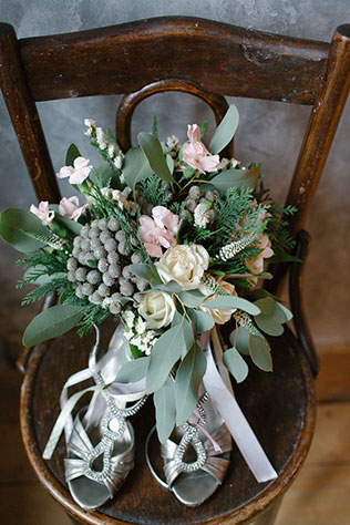 Весенняя свадебная фотосессия в студии, туфли и букет невесты