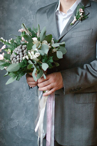 Весенняя свадебная фотосессия в студии, букет невесты