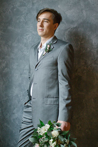 Весенняя свадебная фотосессия в студии, образ жениха