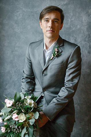 Весенняя свадебная фотосессия в студии, образ жениха