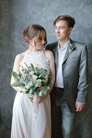 Весенняя свадебная фотосессия в студии, жених и невеста