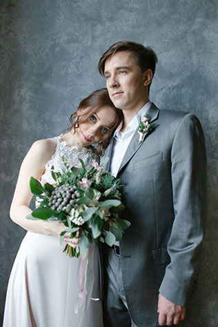 Весенняя свадебная фотосессия в студии, жених и невеста