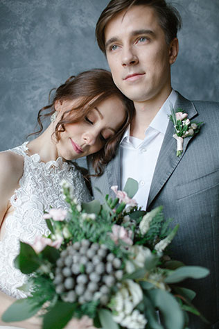 Весенняя свадебная фотосессия в студии, жених и невеста