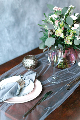 Весенняя свадебная фотосессия в студии, сервировка стола