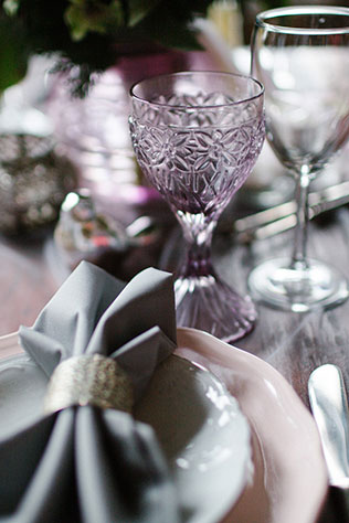 Весенняя свадебная фотосессия в студии, бокалы