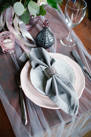 Весенняя свадебная фотосессия в студии, сервировка стола