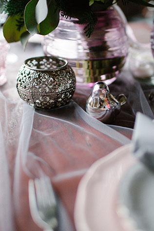 Весенняя свадебная фотосессия в студии, подсвечник