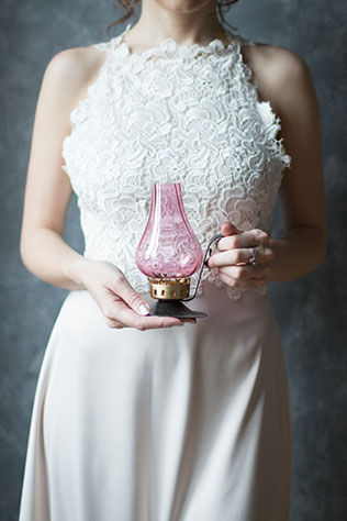 Весенняя свадебная фотосессия в студии, лампа в руках невесты