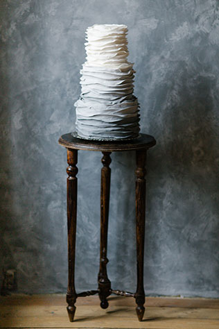 Весенняя свадебная фотосессия в студии, свадебный торт