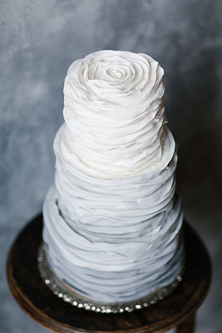 Весенняя свадебная фотосессия в студии, свадебный торт