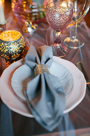 Весенняя свадебная фотосессия в студии, сервировка стола