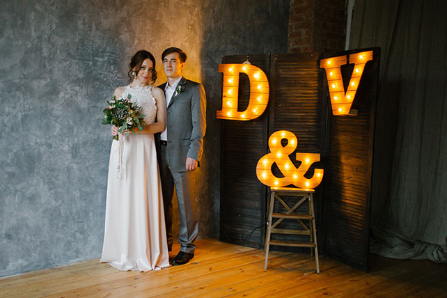 Весенняя свадебная фотосессия в студии, жених и невеста и буквы с лампами