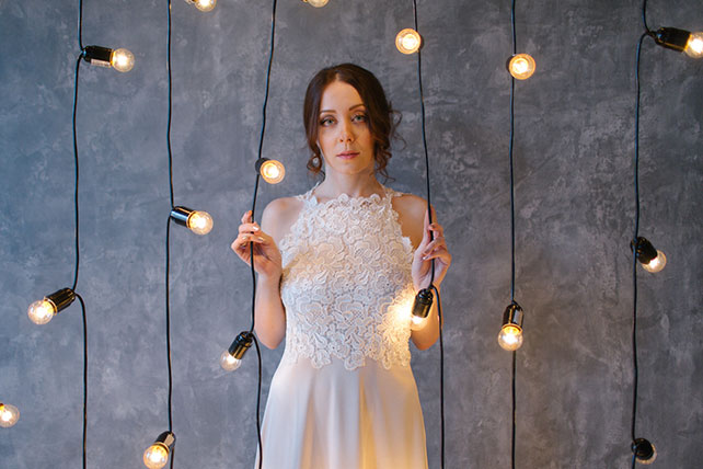 Весенняя свадебная фотосессия в студии, невеста с лампами