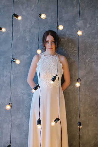 Весенняя свадебная фотосессия в студии, невеста с лампами