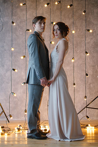 Весенняя свадебная фотосессия в студии, невеста и жених с лампами