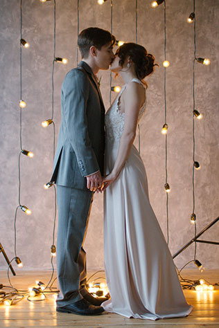 Весенняя свадебная фотосессия в студии, невеста и жених с лампами