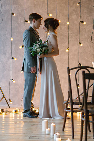 Весенняя свадебная фотосессия в студии, невеста и жених с лампами